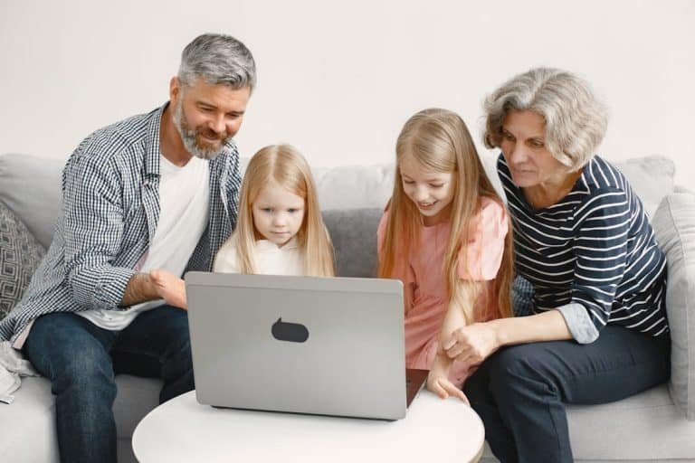Whether studying counseling or entrepreneurship, see how modern e-learning platforms are breaking age barriers, offering schedule flexibility and building bridges between generations.